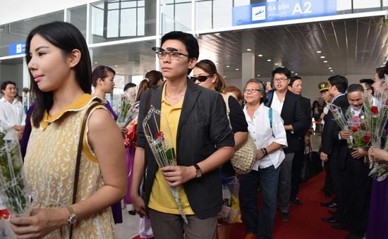 Passengers of the first direct charter flight from Bangkok to Hue City (Photo: Sggp)